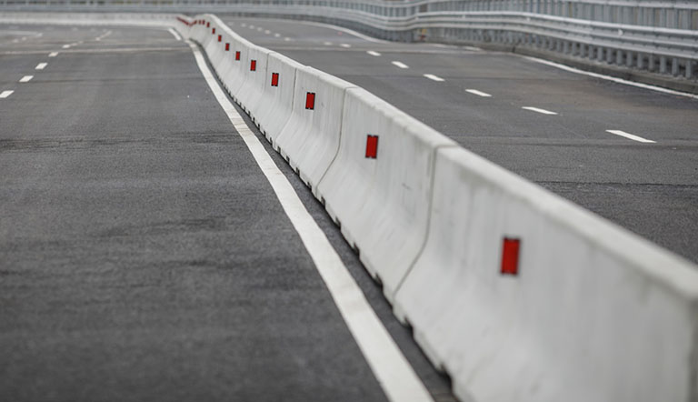 The Benefits and Drawbacks of Precast Concrete Barriers